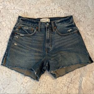 Abercrombie and Fitch mid rise boyfriend short